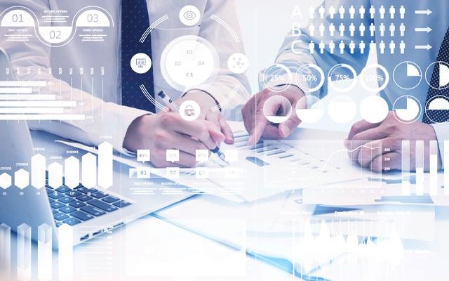 具备工程经济类中专及以上学历