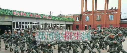 成都翔飞航空职业技术学校军训汇报表演