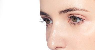 睫毛的根部贴服