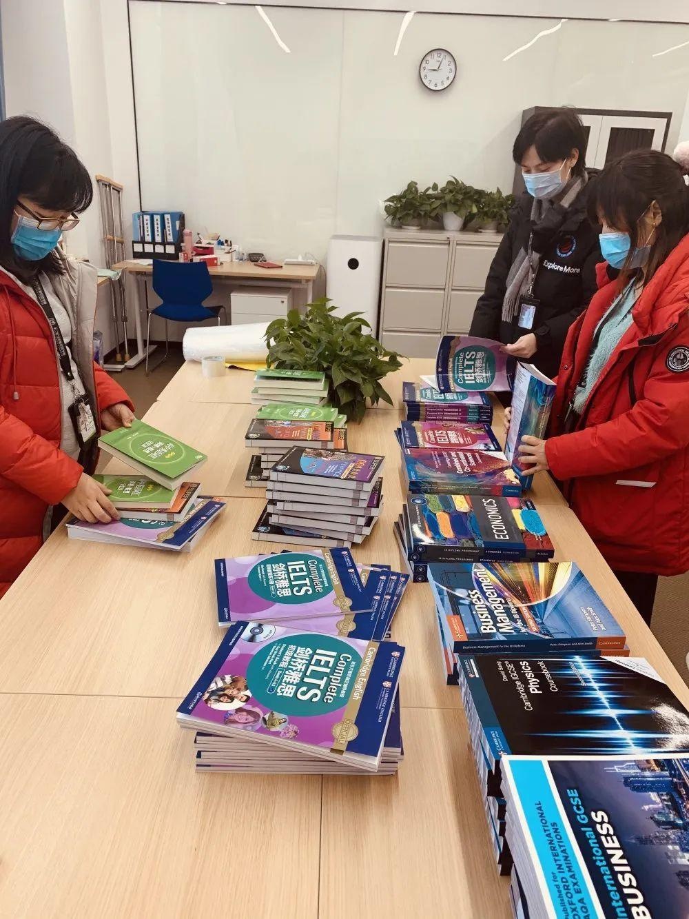 老师们为春季班同学打包教材并快递.jpg