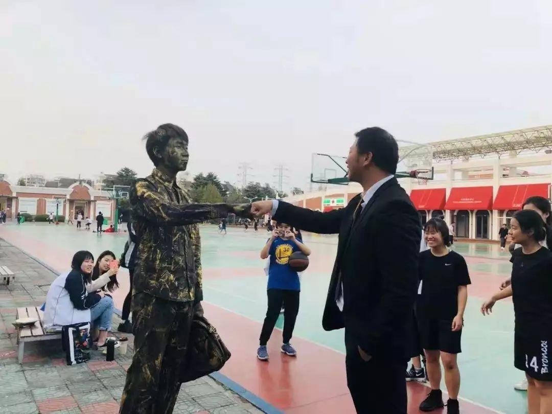 会动的雕塑.jpg