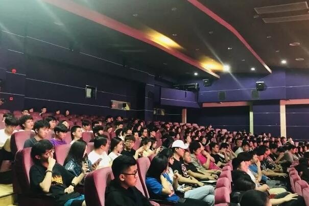 学生们认真聆听.jpg