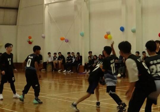 美华学校与淀山湖中学举办首届篮球友谊赛