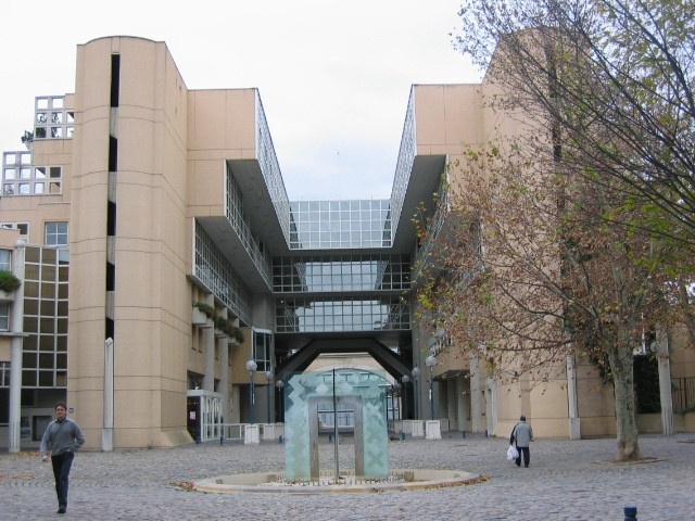 高等人文科学师范学校