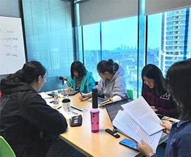 学员在复习