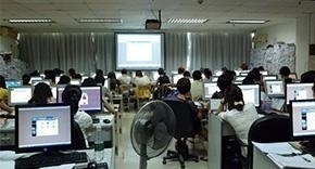学员认真听课