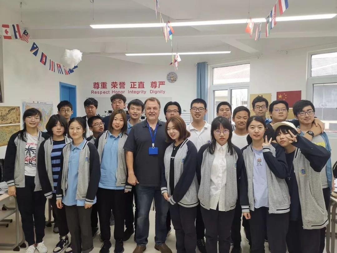 外教和学生合影.jpg