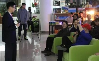 枫华学子脱口秀精彩表现回顾：川普打贸易战太嫩了