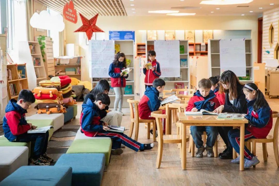 句容碧桂园学校学生看书