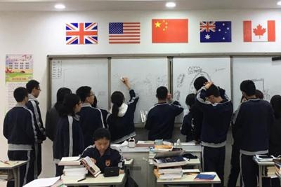 同学们在积极踊跃参加动手活动