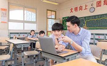 通过模块编程共同学习机器人控制