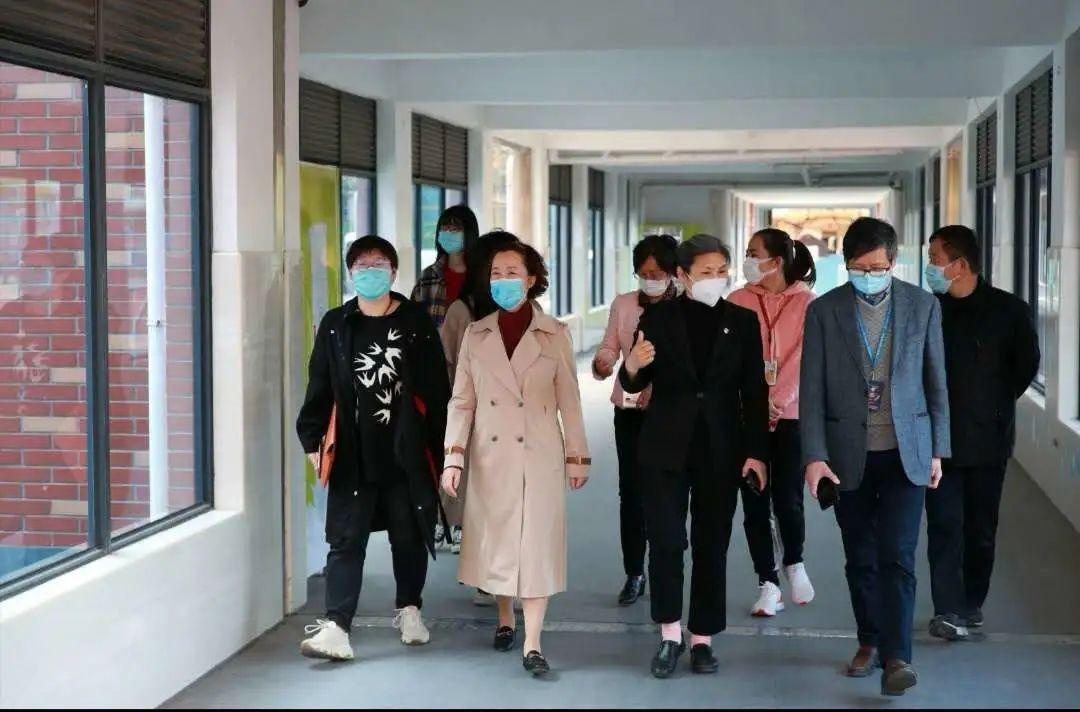 奉贤区领导莅临上海帕丁顿双语学校检查指导疫情防控工作.jpg