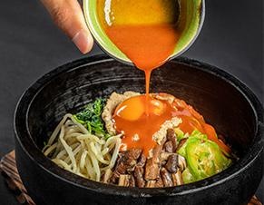 主料和秘制调料的制作
