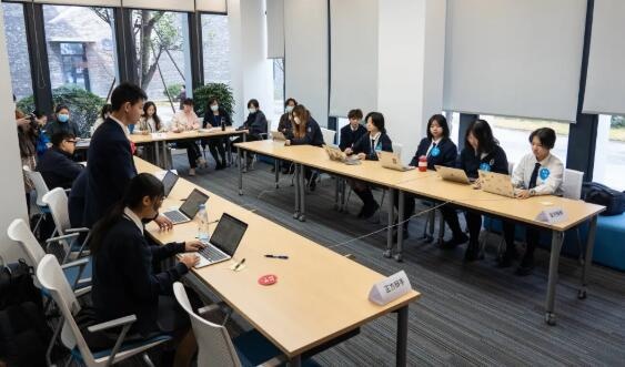 杭州威雅学校初中部辩论赛:学校里应不应该穿校服?