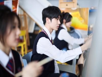 学生上艺术课