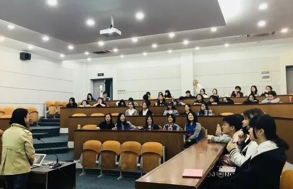 美国Lee Academy高级中学(上影校区)“从容面对性骚扰”讲座.jpg