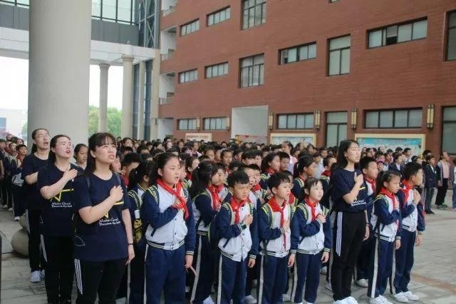 红旗飘扬下 感受庄严的仪式感.jpg