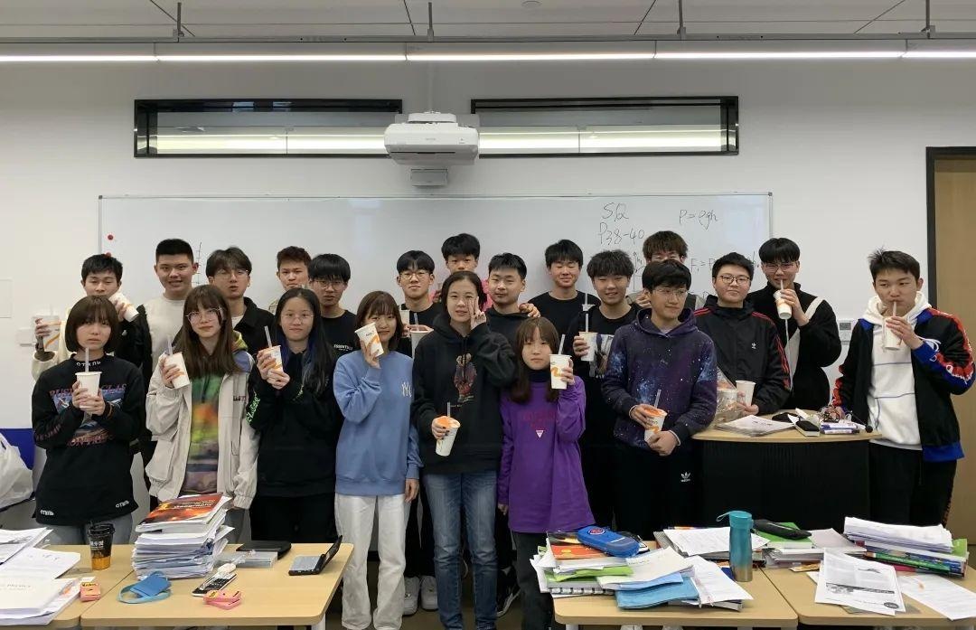 G2-4班在晚自习后一起分享“生日的快乐”.jpg