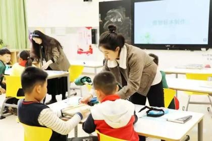 学生们参与多学科融合的科技课程.jpg