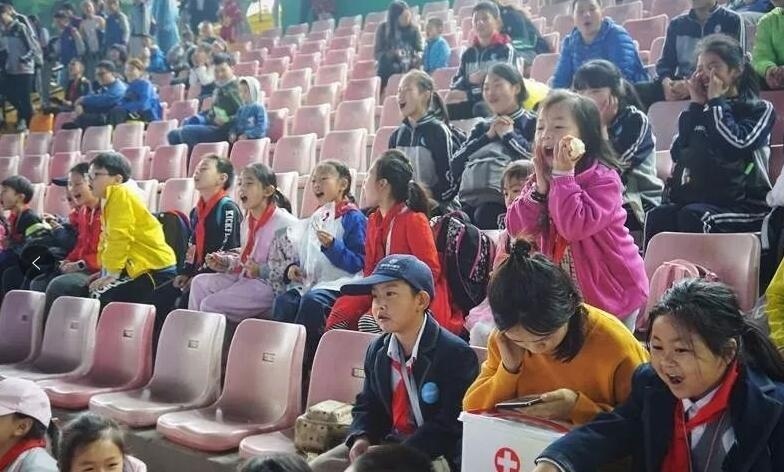 孩子们在森林大剧院观看了精彩的演出.jpg