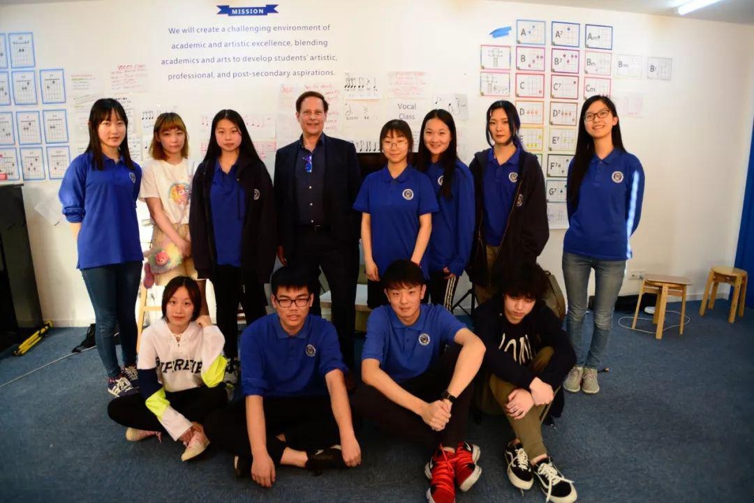 Michael Lewin教授与学生合影.jpg