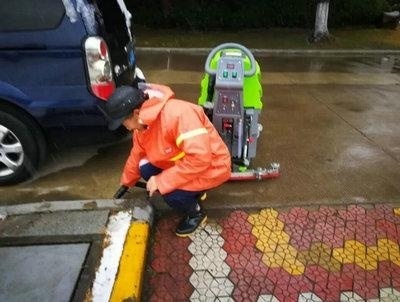 暖心除雪：领科国际高中的后勤老师