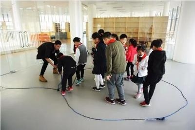 老师带领学生们一起做游戏