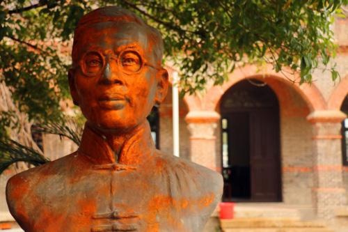 金岩松先生雕像