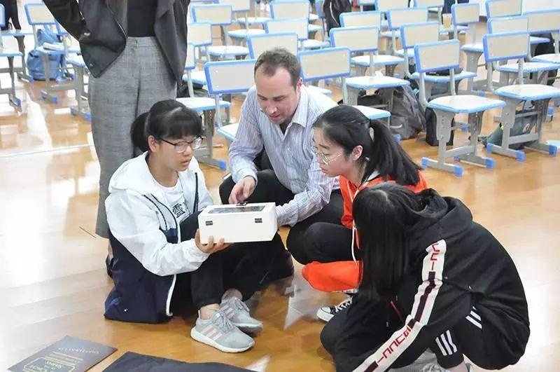 Paul Elliott博士指导学生解谜.jpg