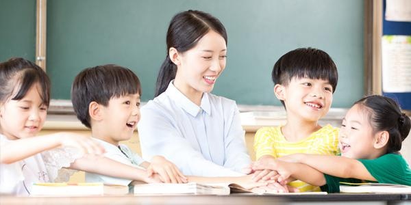 小学三四年级的学生