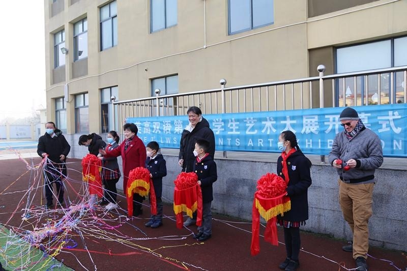 校领导为第七届美高艺术大展开剪彩.jpg