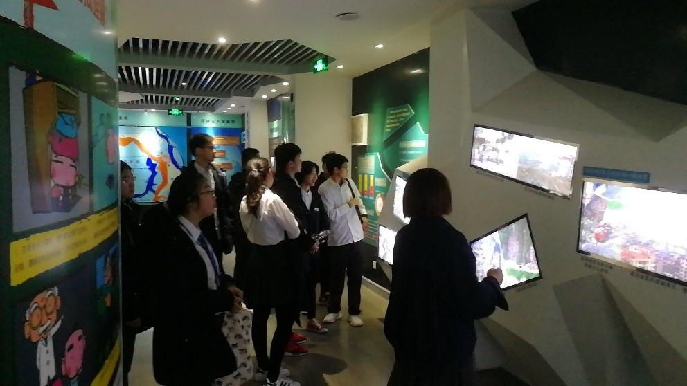 参观地震观测台.jpg