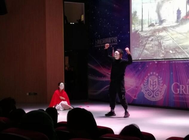 上海宏润博源学校舞台上演莎翁剧.jpg