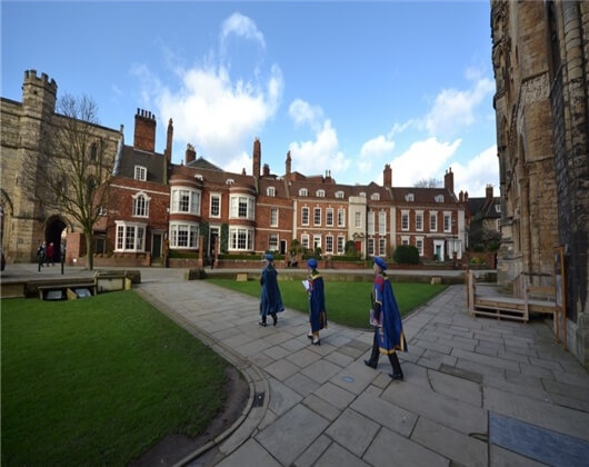 格罗斯泰斯特主教大学