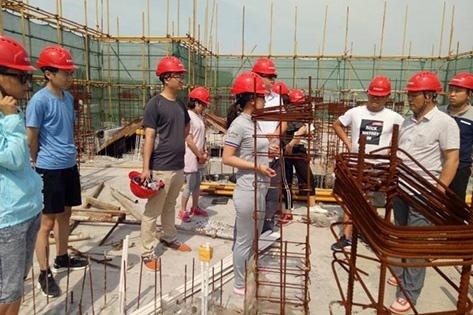 观摩施工现场