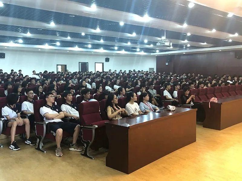 年级表彰大会.jpg