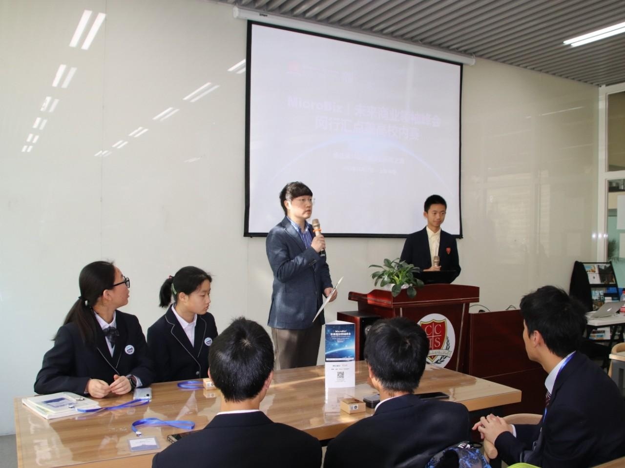 美国蓝带汇点高中顺利举办校内商业邀请赛.jpg