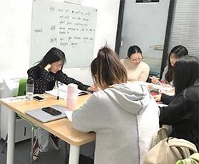 学员在互相学习