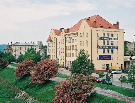 普热梅希尔法律与公共行政学院