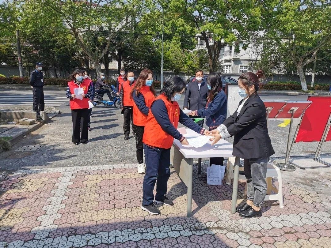 测温入校.jpg