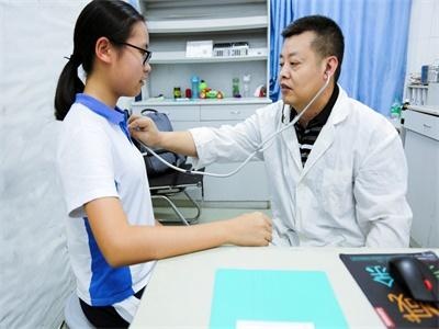 为学生检查身体