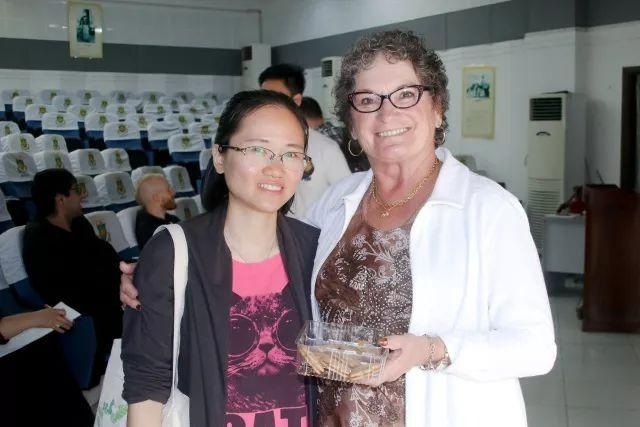 枫华教师与Judi Watson合影.jpg