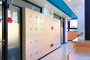 上海新虹桥中学走廊书柜