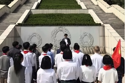 副校长正在鼓舞同学们
