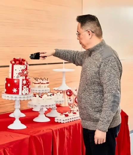 黄校长在为本次活动切蛋糕.jpg
