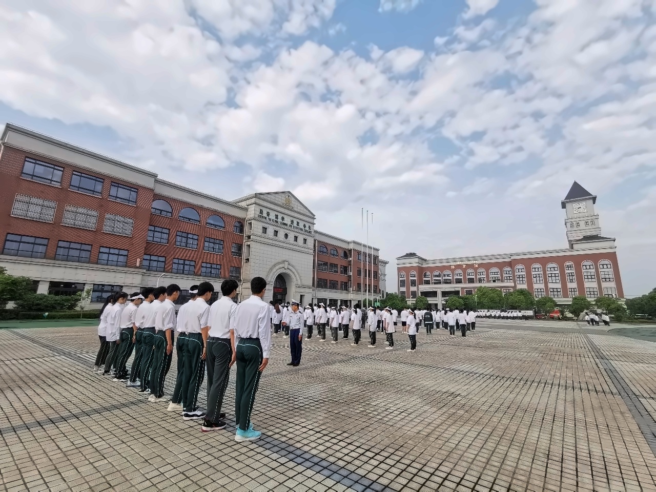 上海枫叶国际学校举行10年级学生军训活动.jpg
