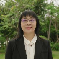 闫宏斐女士 校长
