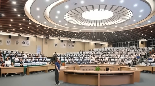 张家港梁丰高级中学国际学院会议现场