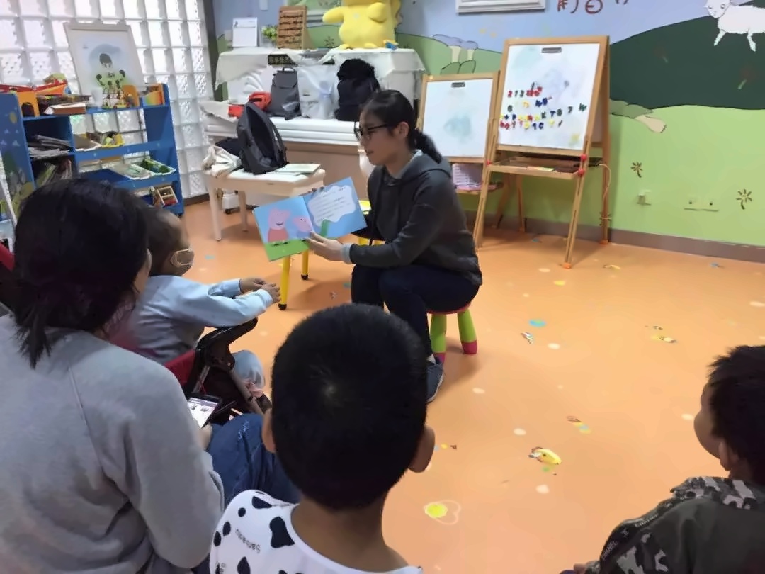 诺科学生给孩子们讲故事.jpg