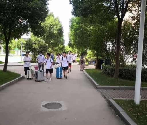 上海枫叶国际学校学生2020年秋季学期返校日.jpg